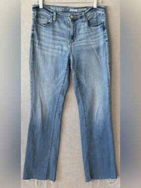DKNY soho boot Women's Light Wash Blue Jeans size 6 fringe hem.